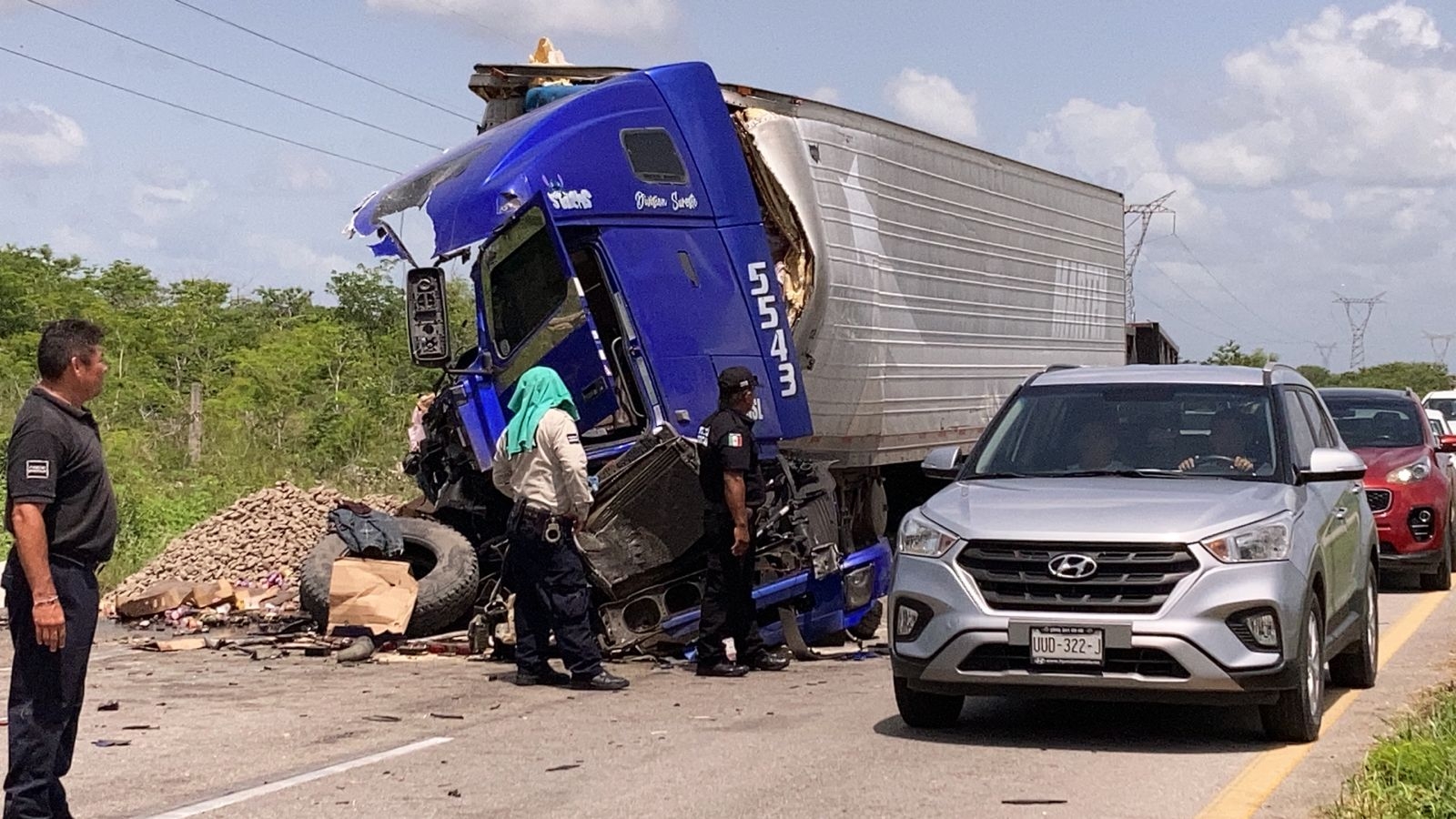 Choque de tráileres en la vía Mérida-Cancún causa caos vial; hay un herido
