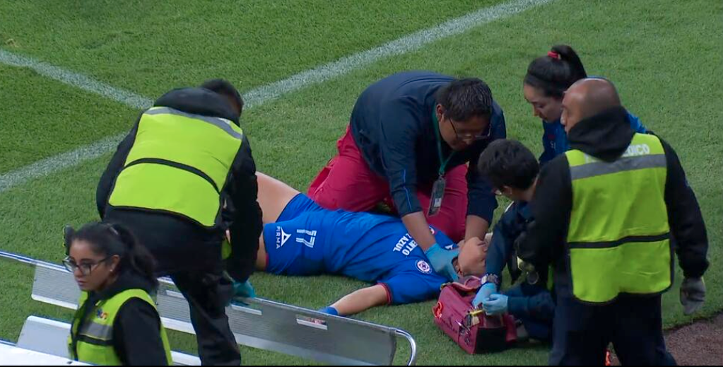 La central Daniela Flores sufrió un duro choque de cabezas, luego de impactarse con una compañera
