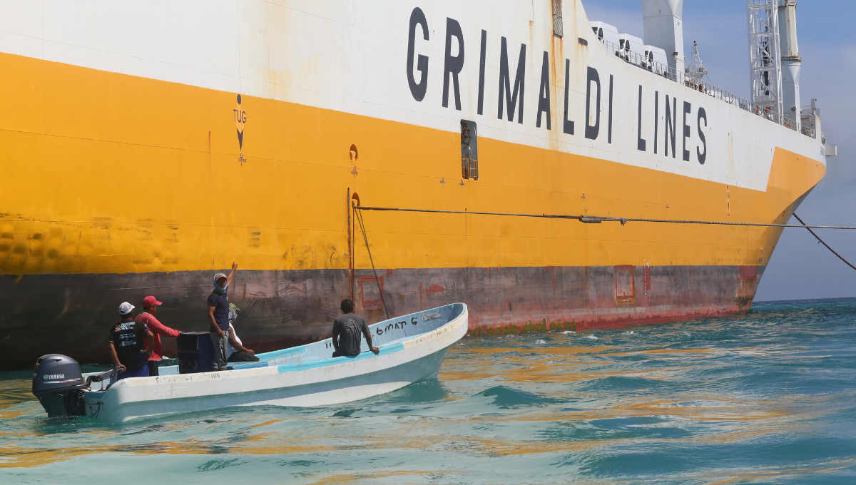 Entre protestas, rescatan buque encallado en Sisal; dañó 87 metros del arrecife
