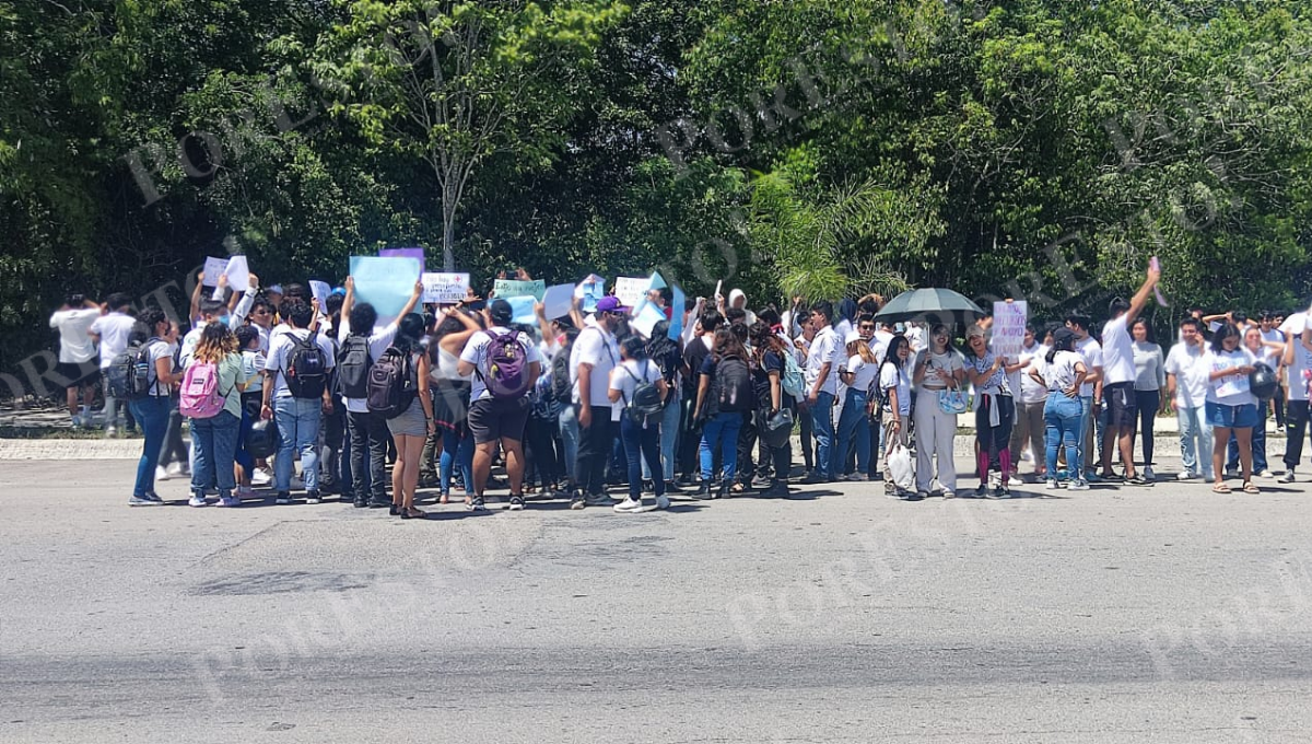 Estudiantes de la Universidad Riviera Maya protestan en Playa del Carmen: EN VIVO