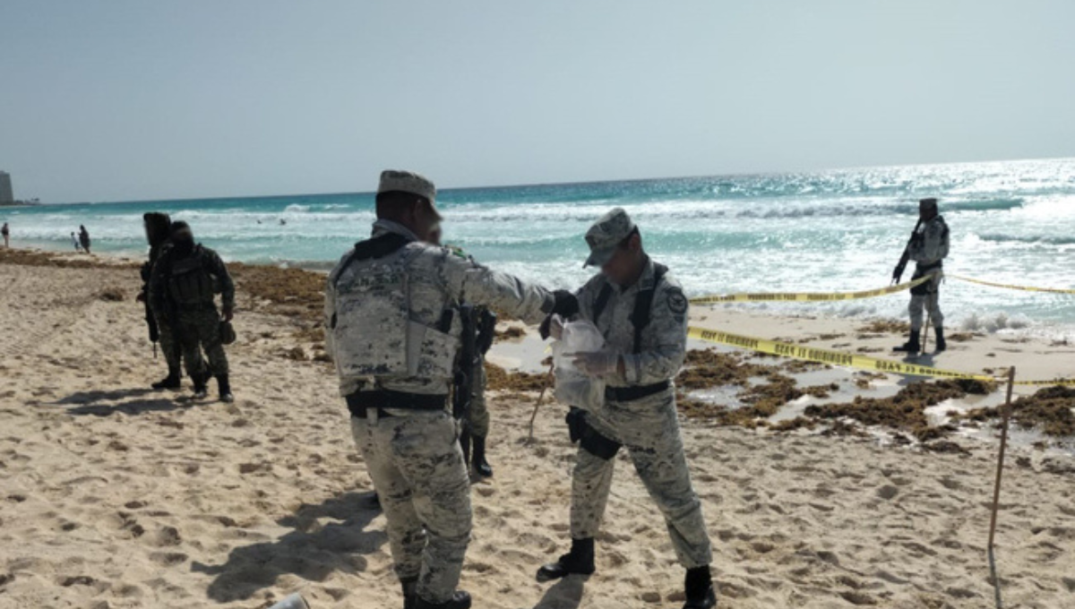 ¡Entre el sargazo! Bañistas hallan paquete de droga en la Zona Hotelera de Cancún