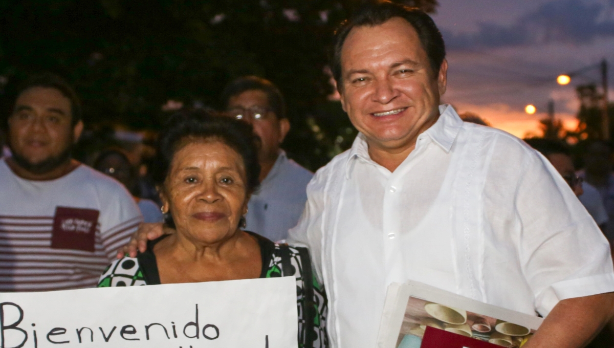 Huacho Díaz Mena tiene acercamiento con yucatecos a través de las redes sociales