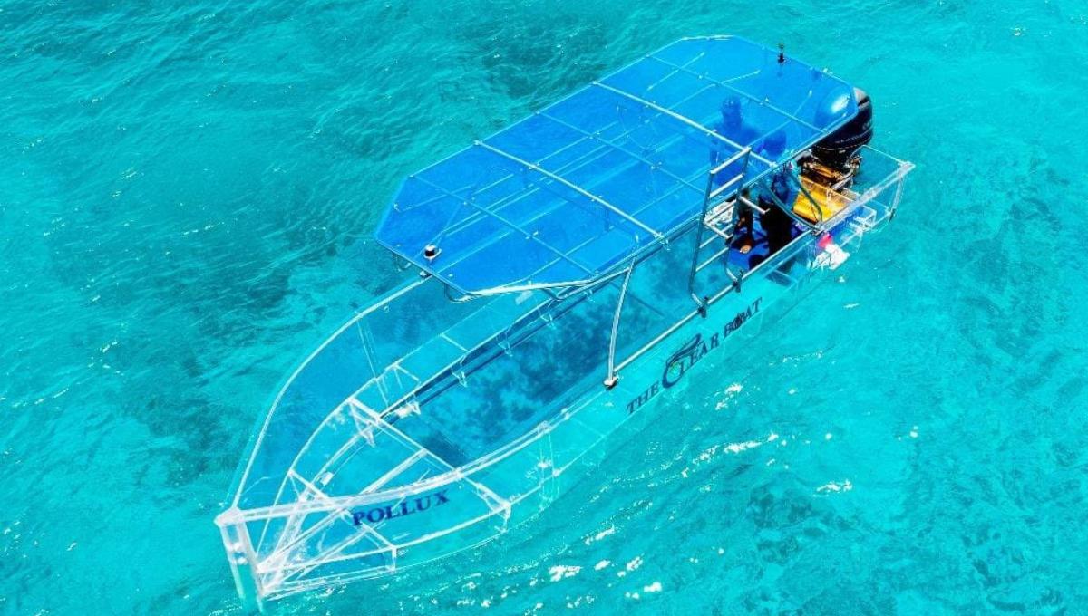 Roban lancha transparente en la Isla de la Pasión en Cozumel