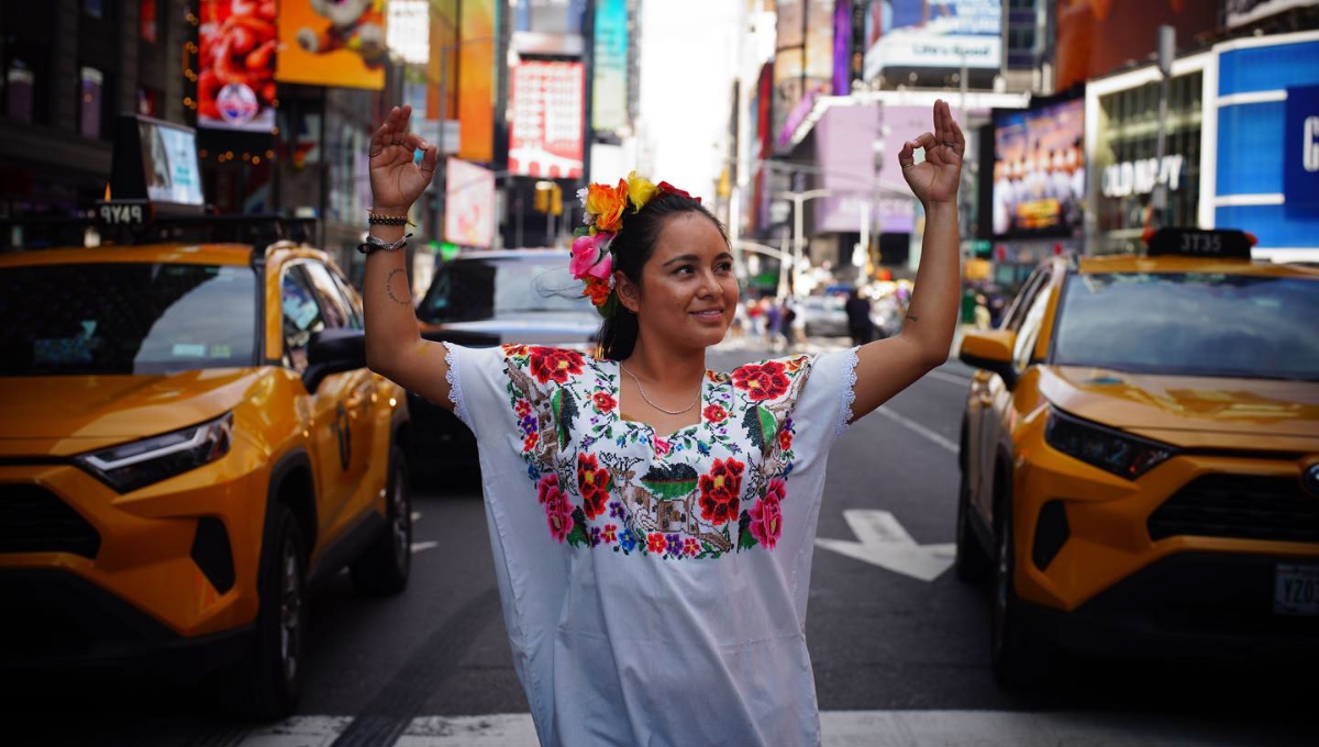 Yucateca conquista Times Square en Nueva York portando un hipil