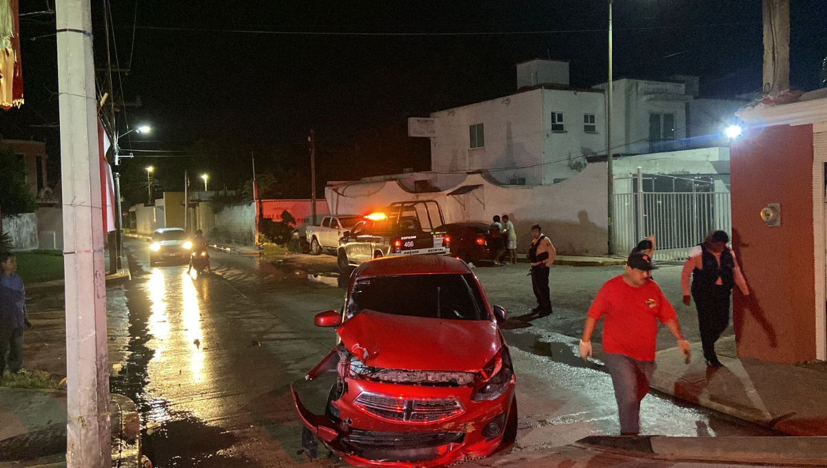 Joven de 19 años se distrae con el celular y choca su auto contra un poste de luz en Campeche