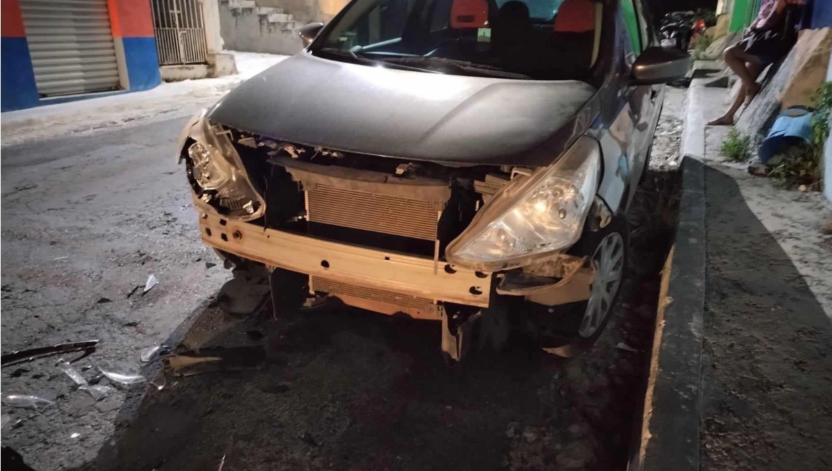 Taxista ebrio choca contra un auto estacionado en Campeche y se da a la fuga