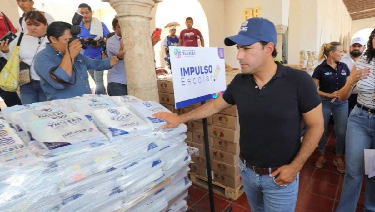 Mauricio Vila entrega más de 265 mil paquetes de útiles escolares en Izamal