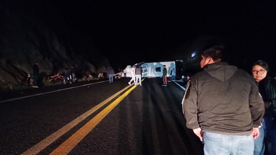 Fuerte accidente en la autopista Cuacnopalan-Oaxaca deja al menos 15 muertos