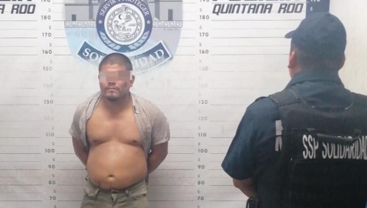 En Playa del Carmen, arrestan a chiapaneco por atacar a policías con dos cuchillos