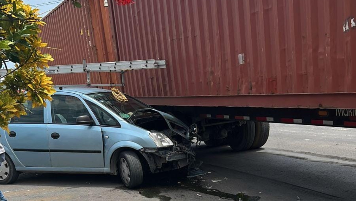 Conductor destroza su auto tras chocar con un tráiler en Progreso
