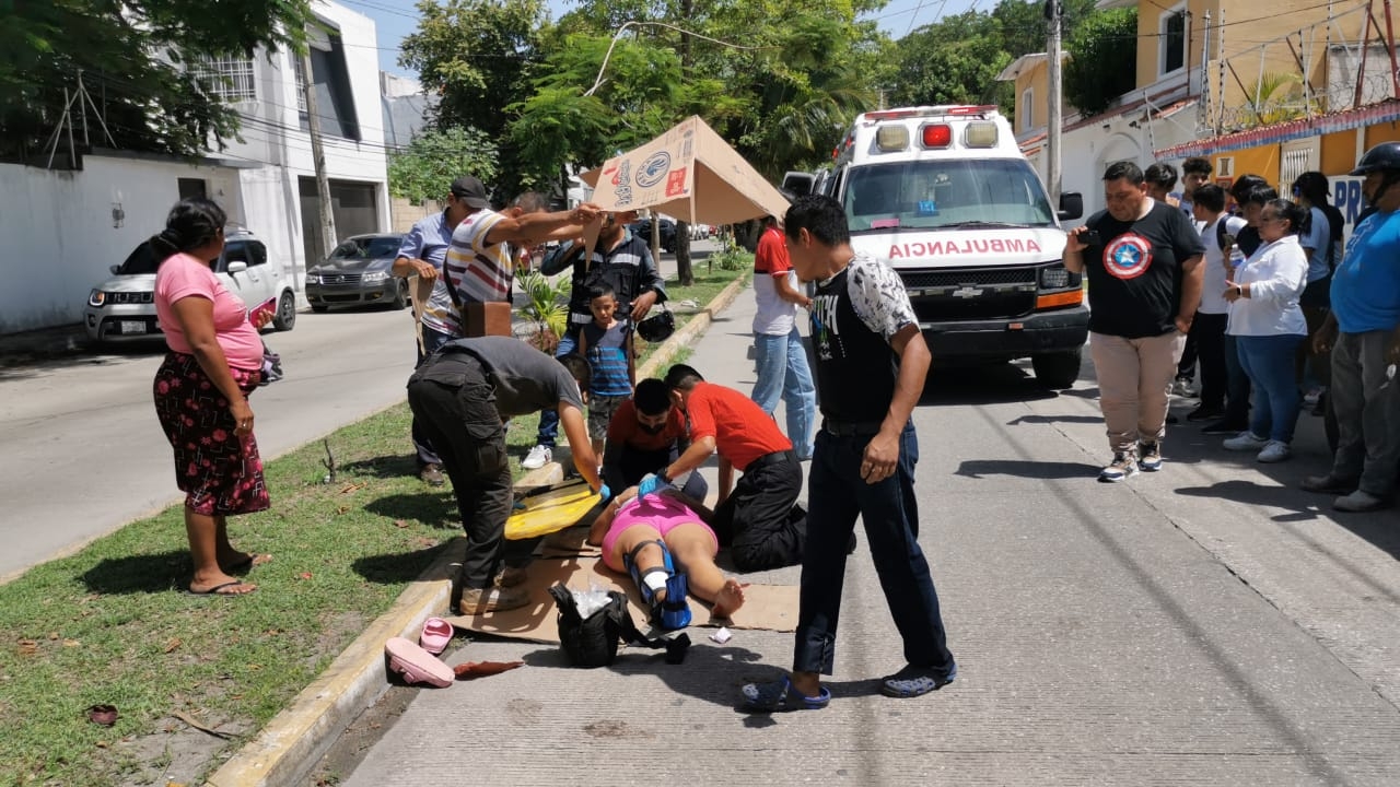 Madre e hijo se estrellan contra la puerta de un auto en Ciudad del Carmen