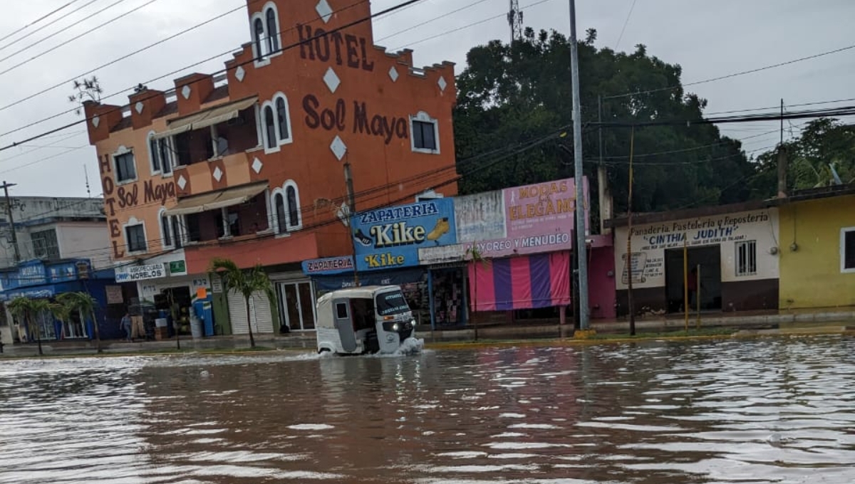 Lluvias causan inundaciones en calles de José María Morelos