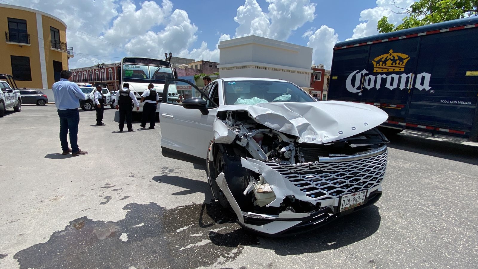 Choque entre una camioneta y un camión en Campeche deja dos mujeres heridas