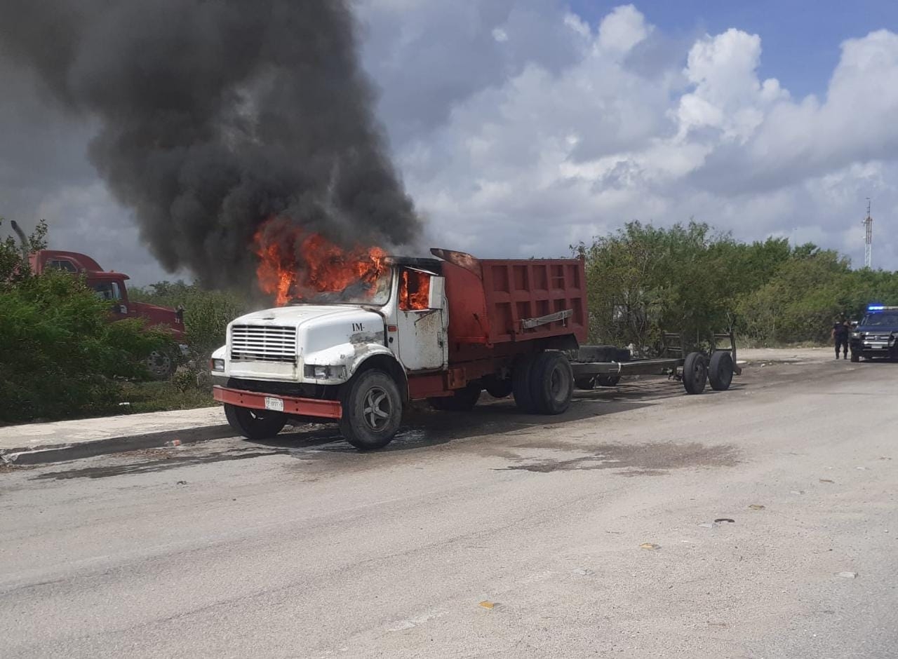 Hombre le prende fuego a un camión con su conductor dentro en Progreso