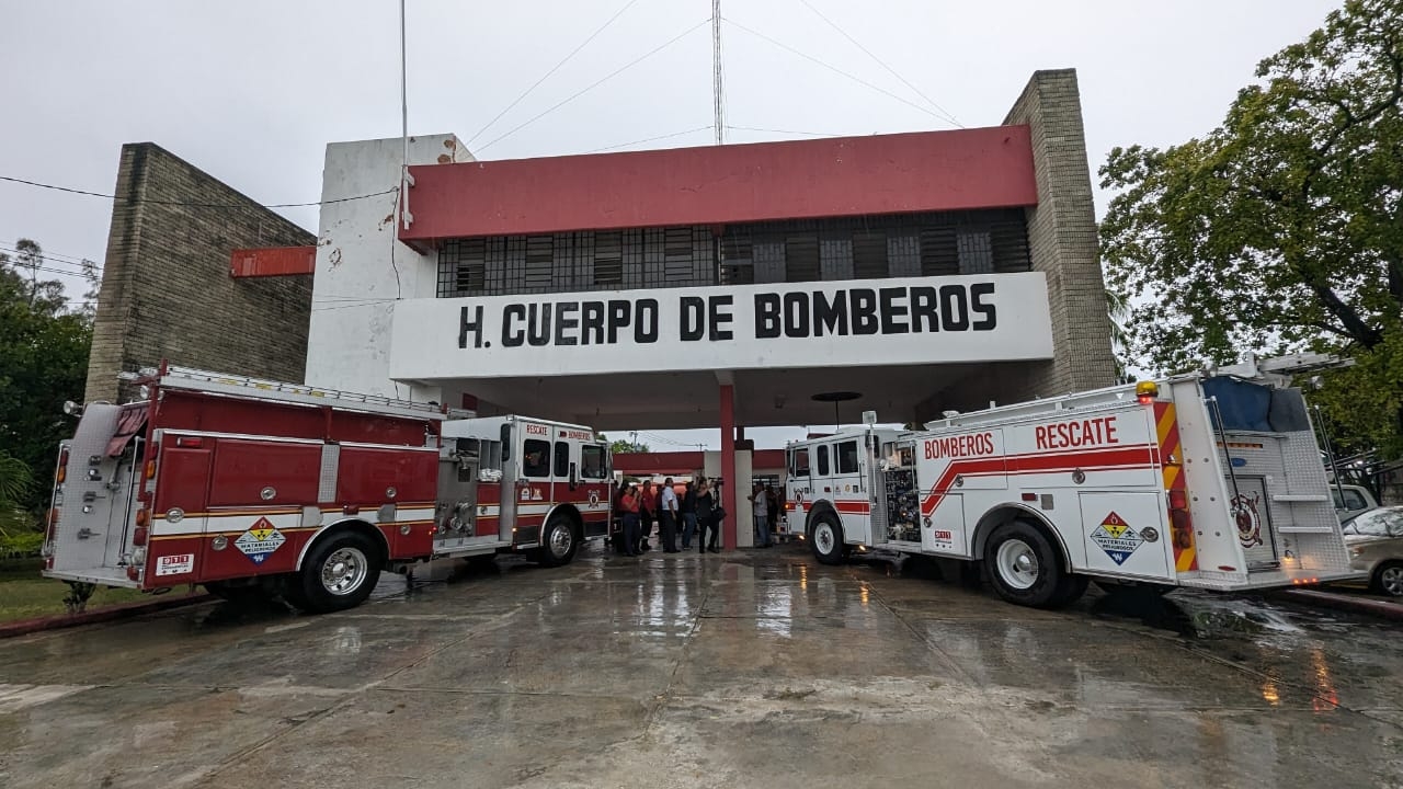 Bomberos de Chetumal reciben equipo y vehículos modernos