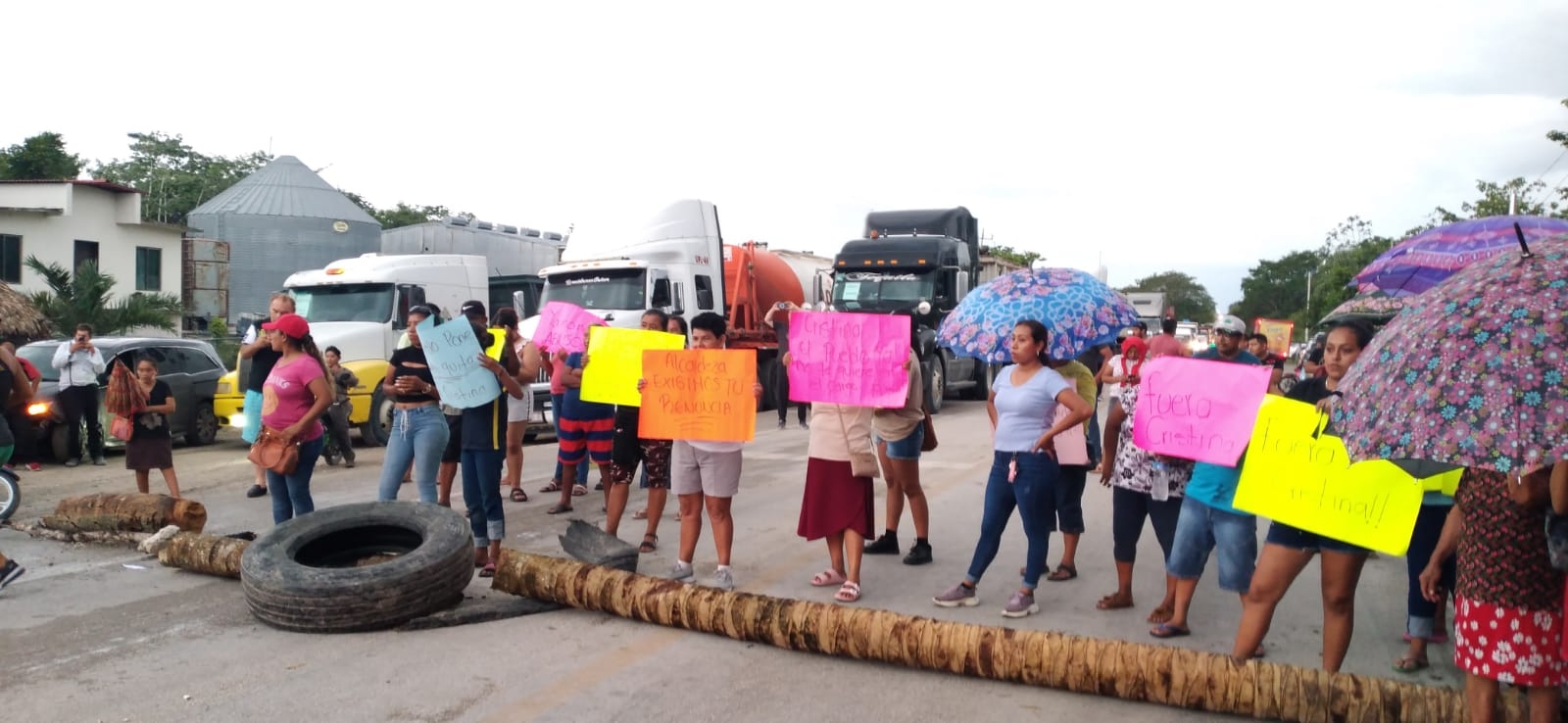 Habitantes bloquean la carretera Escárcega-Chetumal; exigen la destitución de la Alcaldesa