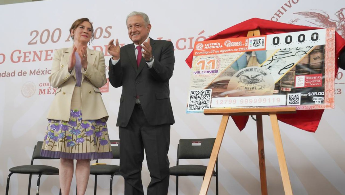 AMLO devela billete de lotería conmemorativo de los 200 años del Archivo General de la Nación