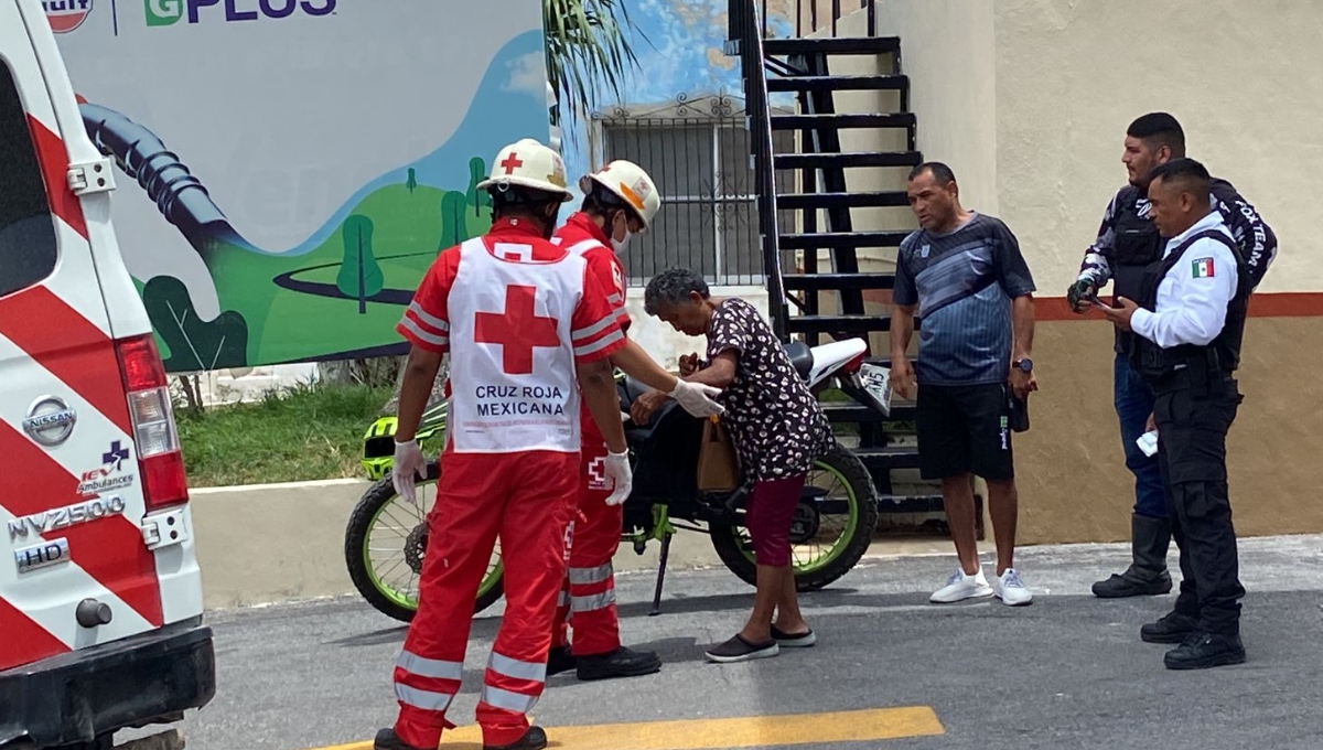 Abuelita sale 'volando' de una moto en Campeche