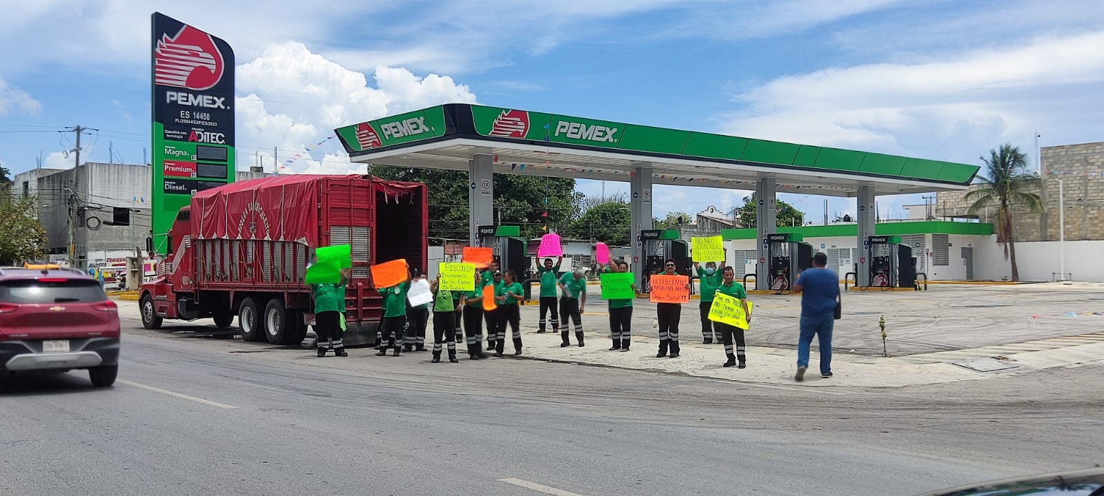 Con pancartas, trabajadores de una gasolinera en Playa del Carmen exigen reabrir la estación