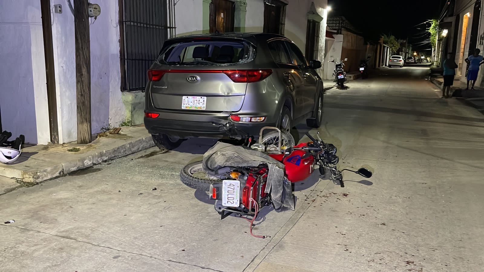 Motociclista se estrella contra una camioneta en Campeche