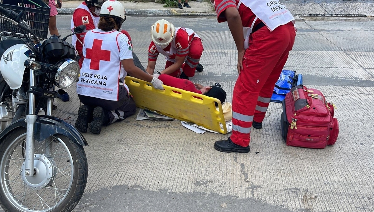 En Campeche, auto embiste a motociclista y termina con una fractura en el pie