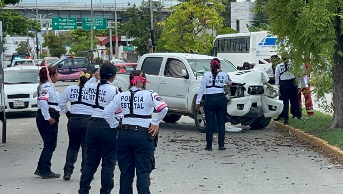 Elemento de la FGE Campeche choca camioneta oficial contra un árbol