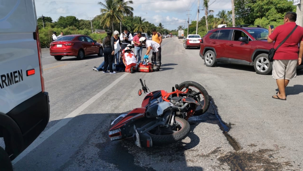 Motociclista sale 'volando' al impactarse contra una camioneta foránea en Ciudad del Carmen