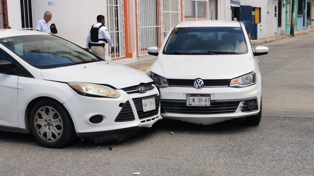 Encontronazo entre dos vehículos en Ciudad del Carmen