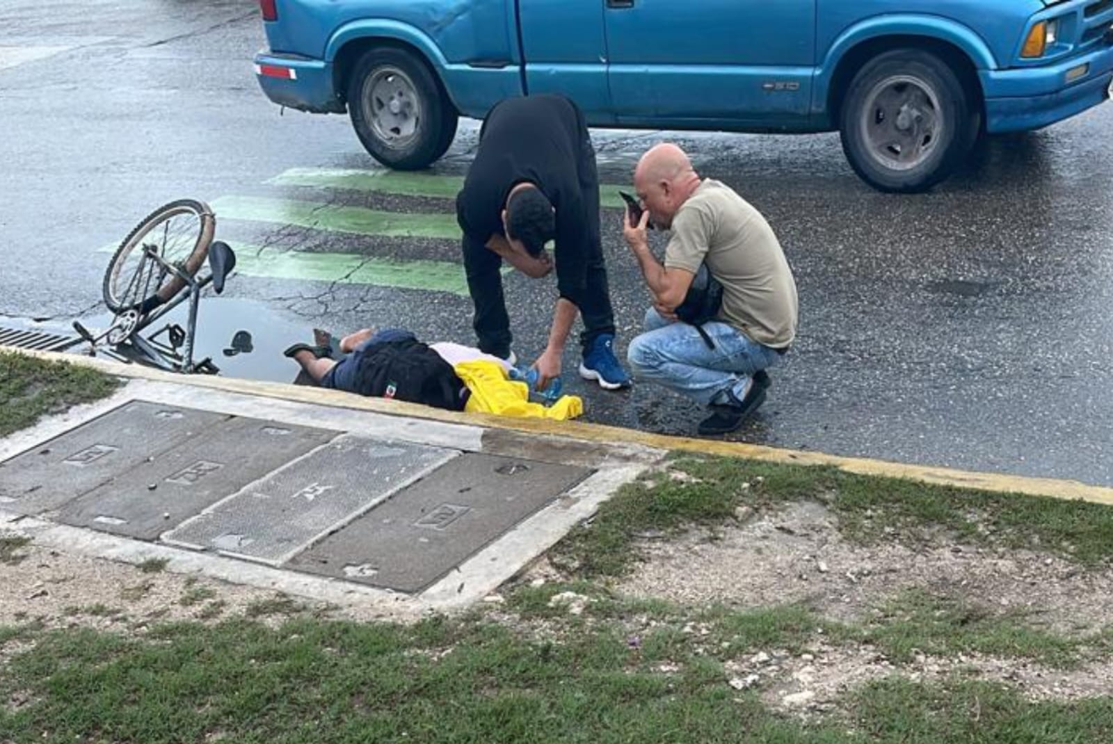 Ciclista cae en una coladera abierta y queda inconsciente en Cancún