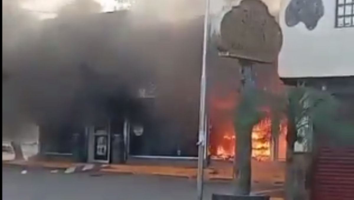 En Apatzingán incendiaron dos tiendas de conveniencia