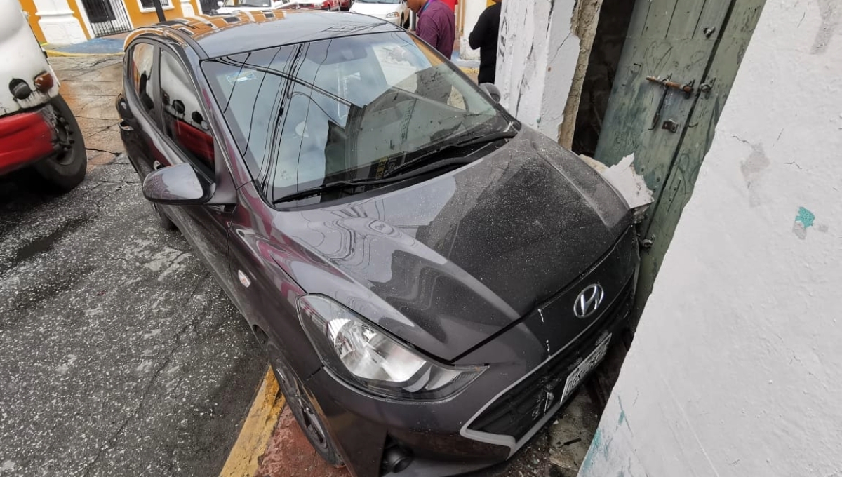Conductor choca contra un taxi y se impacta en la fachada de una casa en Ciudad del Carmen
