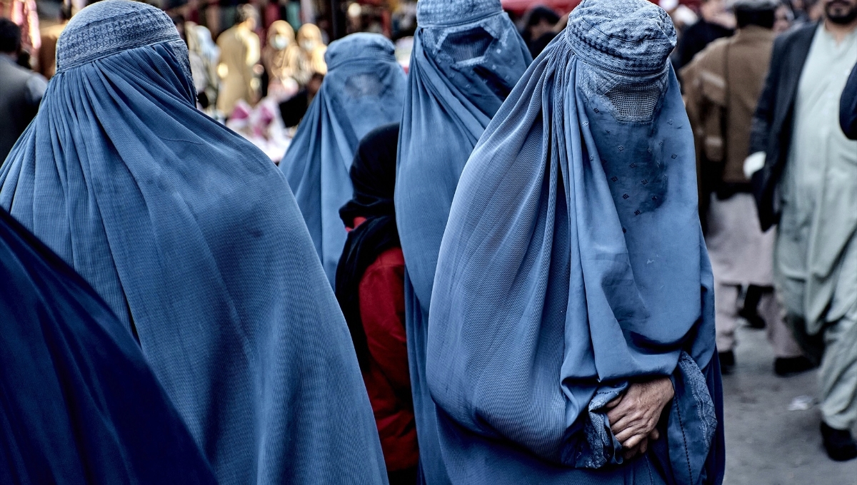 En Afganistán, talibanes prohíben a mujeres visitar su parque más famoso