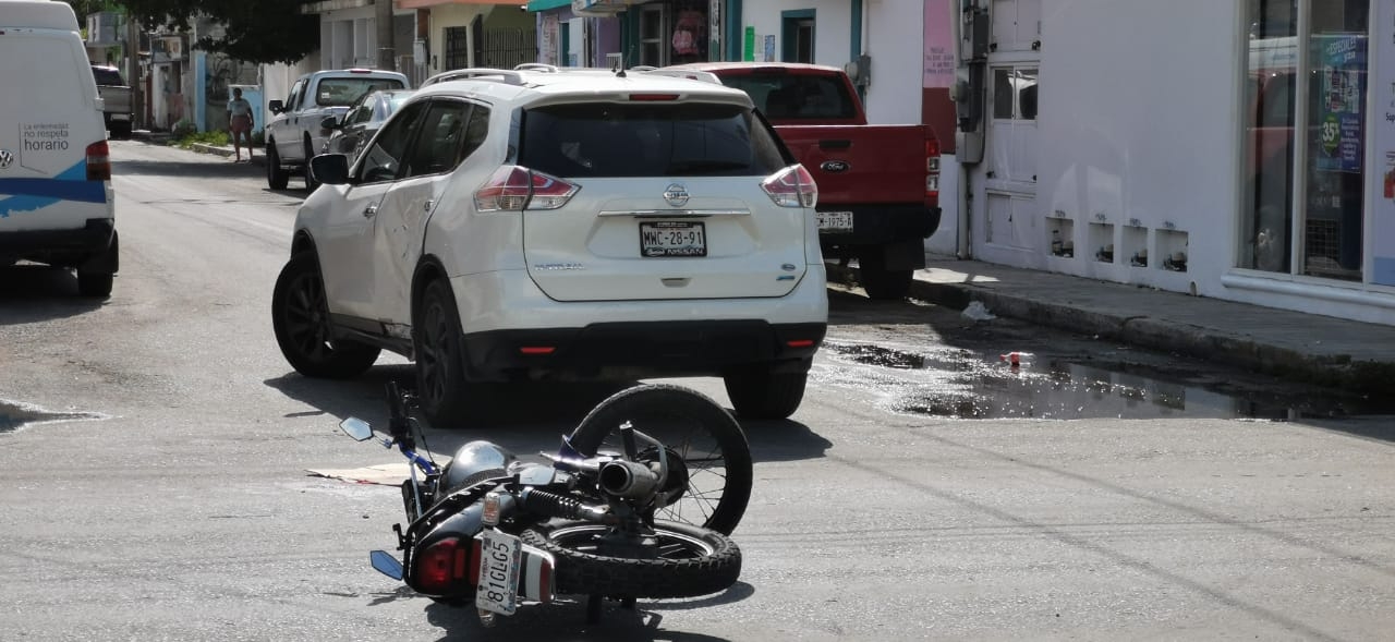 Paramédicos brindaron atención al motociclista que presentó una herida en el rostro