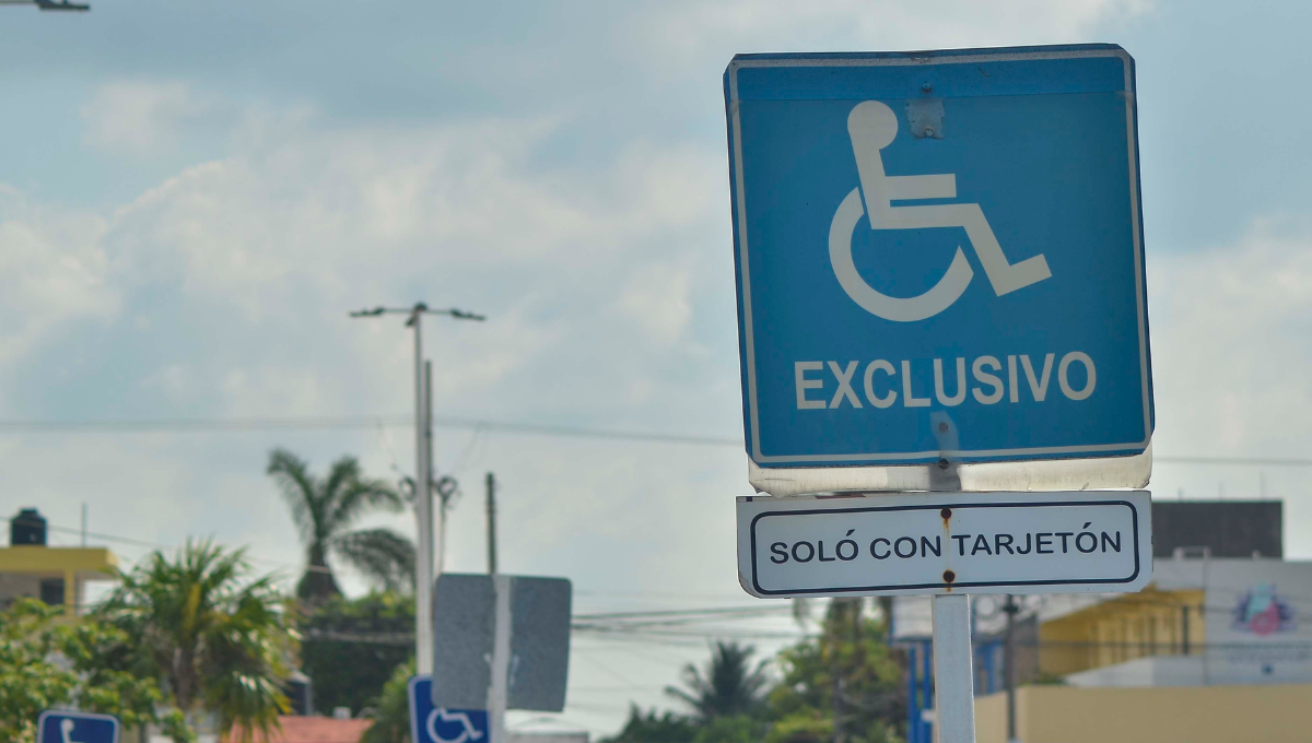 En Cancún, personas con discapacidad sufren invasión de espacios de estacionamiento