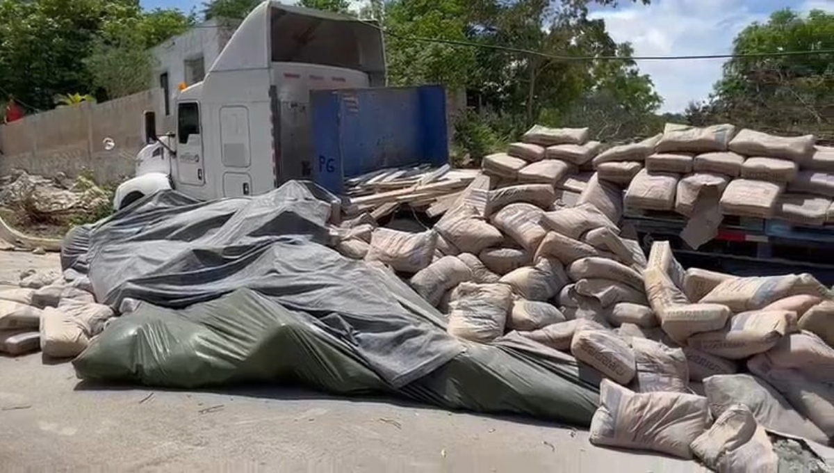Tráiler vuelca con más de 40 toneladas de cemento tras subir un cerro en Campeche