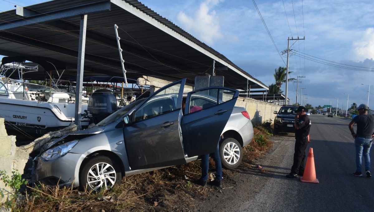 Auto se impacta contra muro de una marina privada en la vía Yucalpetén-Chelem