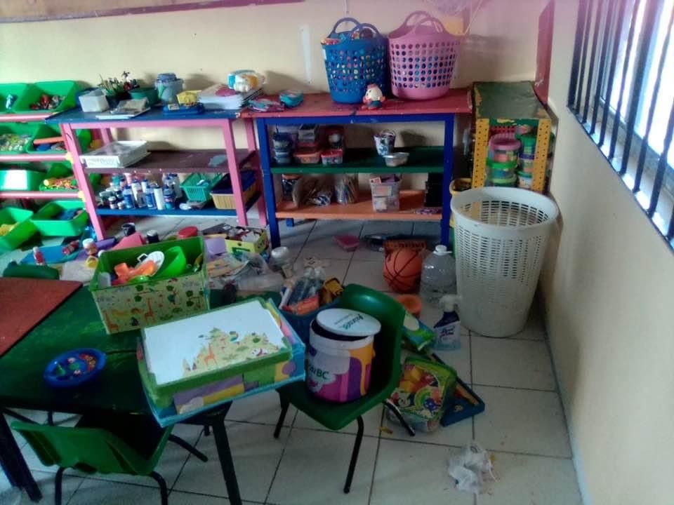 Roban y causan destrozos dentro de una escuela en Campeche