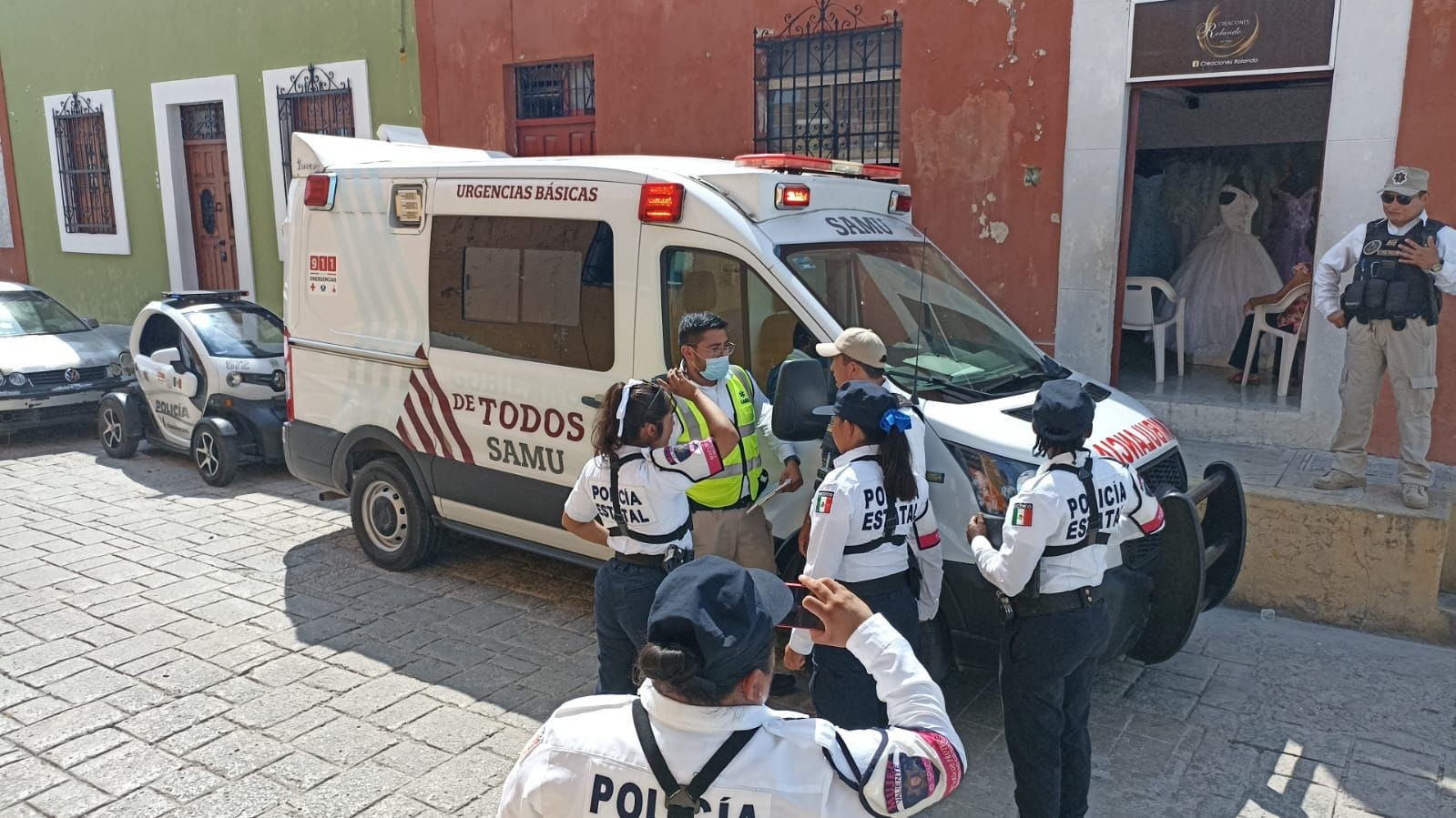 Paramédicos rescatan a un adulto mayor tras caer de banqueta en Campeche