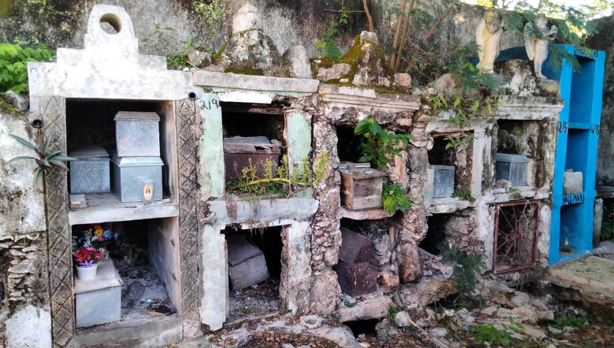 ¡Deterioro! Denuncian bóvedas y nichos a punto del colapso en el cementerio de Acanceh