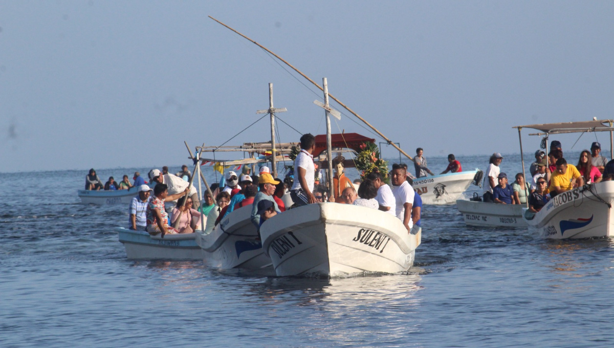 Fieles a su promesa, pescadores pasean en lancha a San Lorenzo Mártir en Chabihau