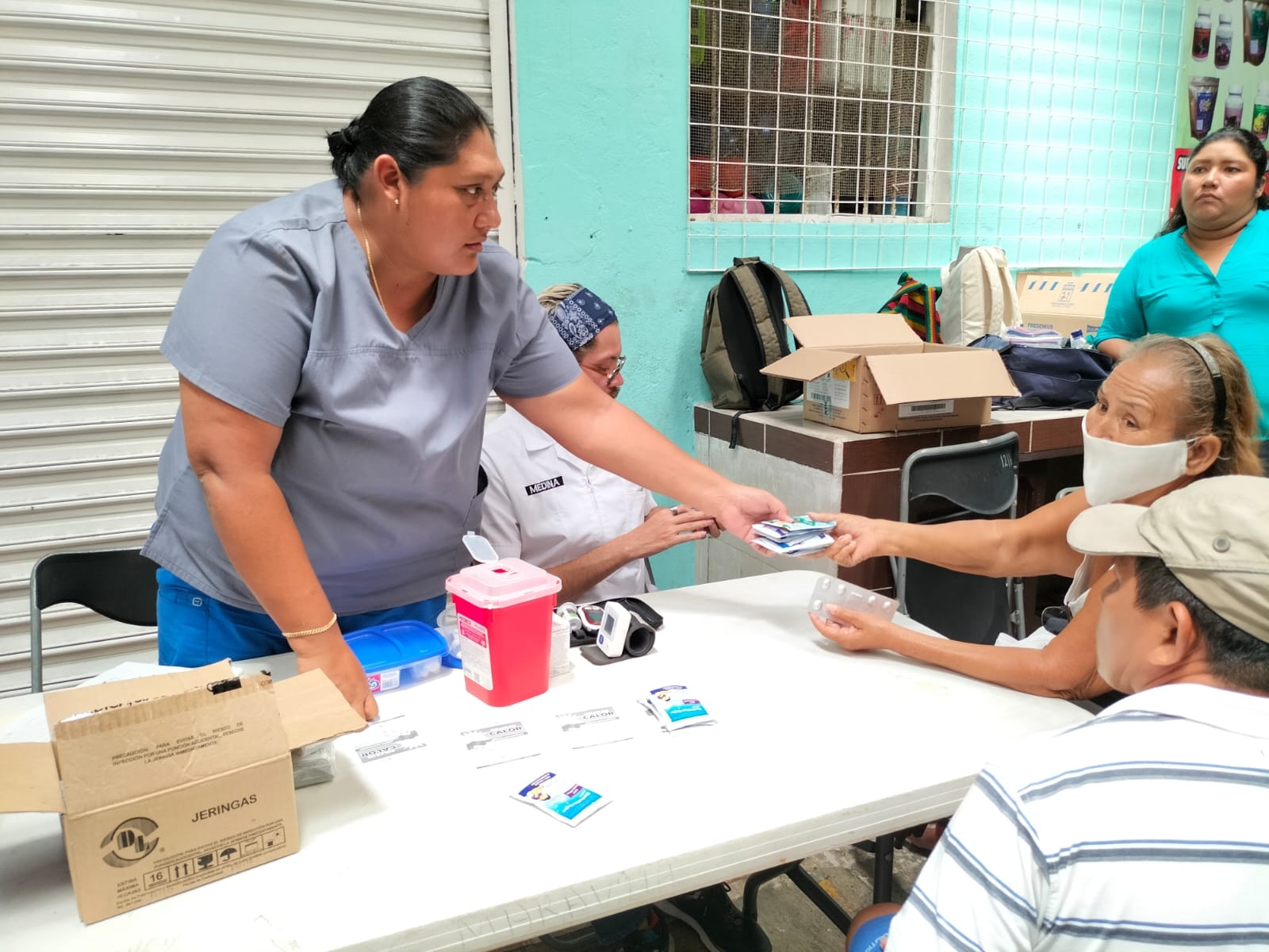 Aplican vacunas contra el tétanos en el mercado municipal de Cozumel