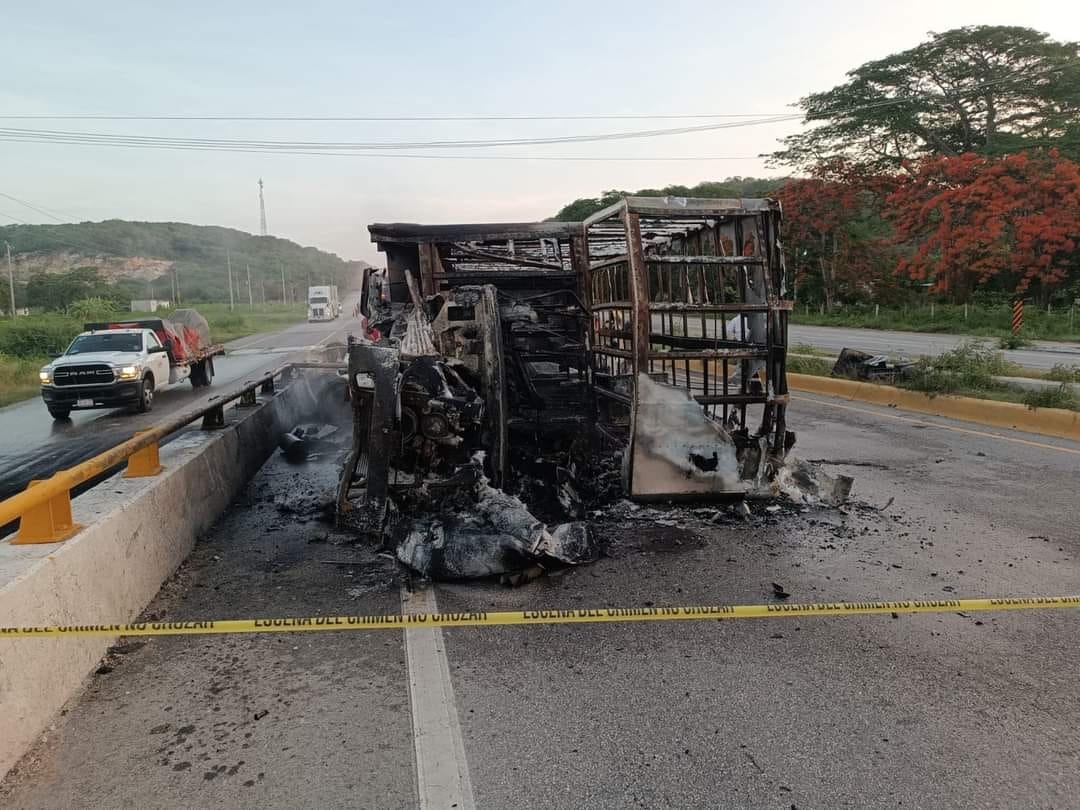 Tráiler se incendia tras chocar en la vía Campeche-Champotón; reportan dos calcinados