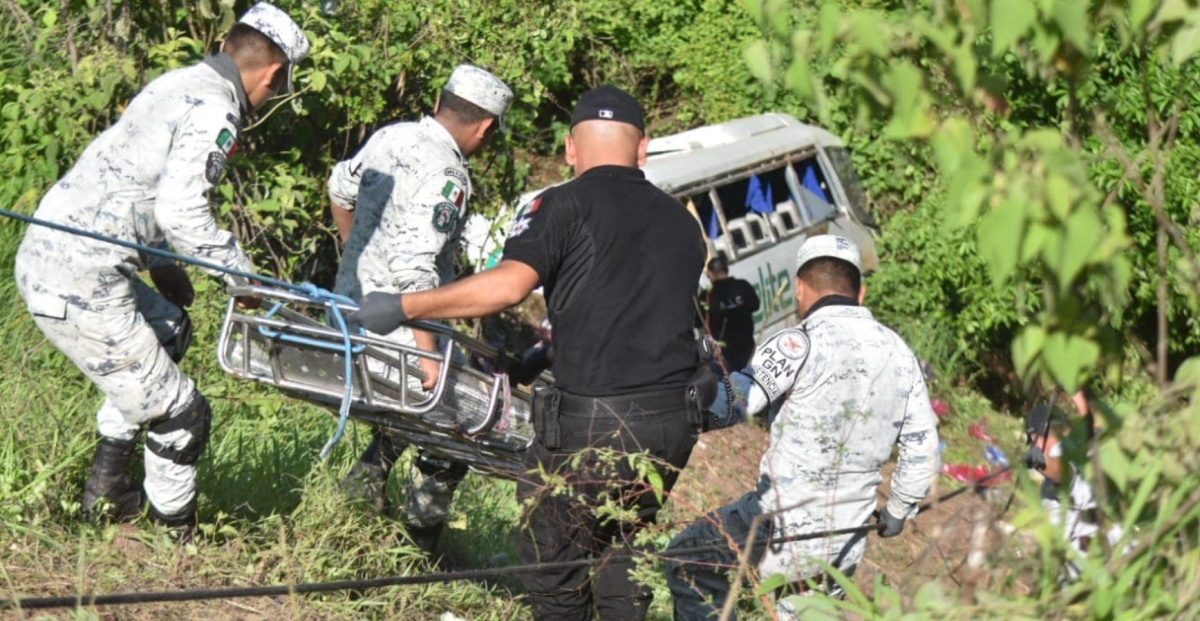 Autobús cae a un barranco en Tepic, Nayarit; hay 17 muertos y 22 heridos