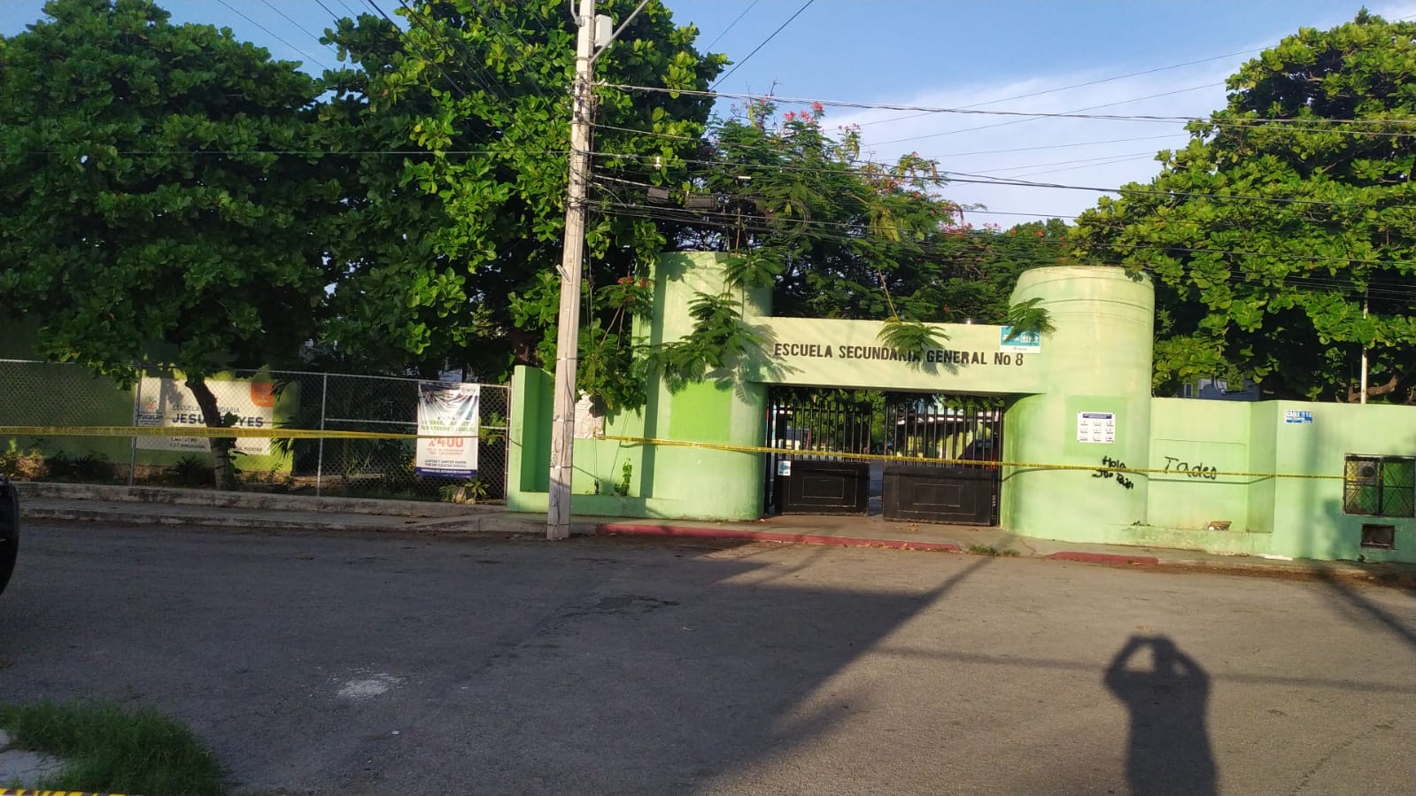 Hallan a un hombre muerto en la secundaria número 8 en Mérida: EN VIVO