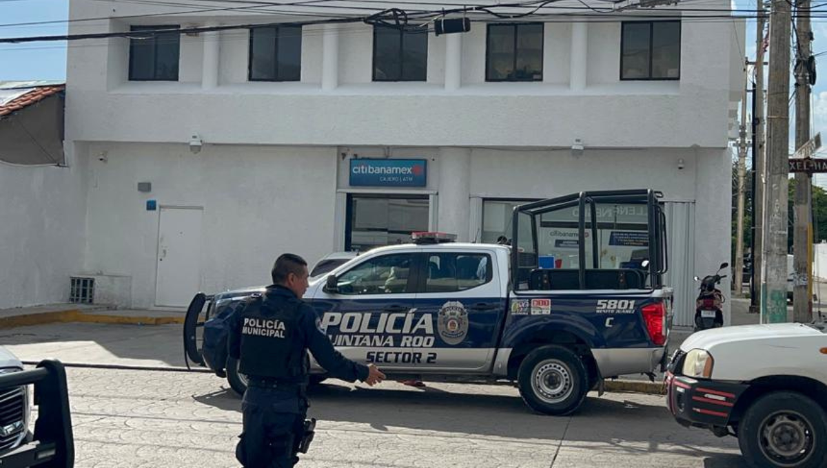 A punta de pistola, roban 100 mil pesos afuera de un banco en Cancún