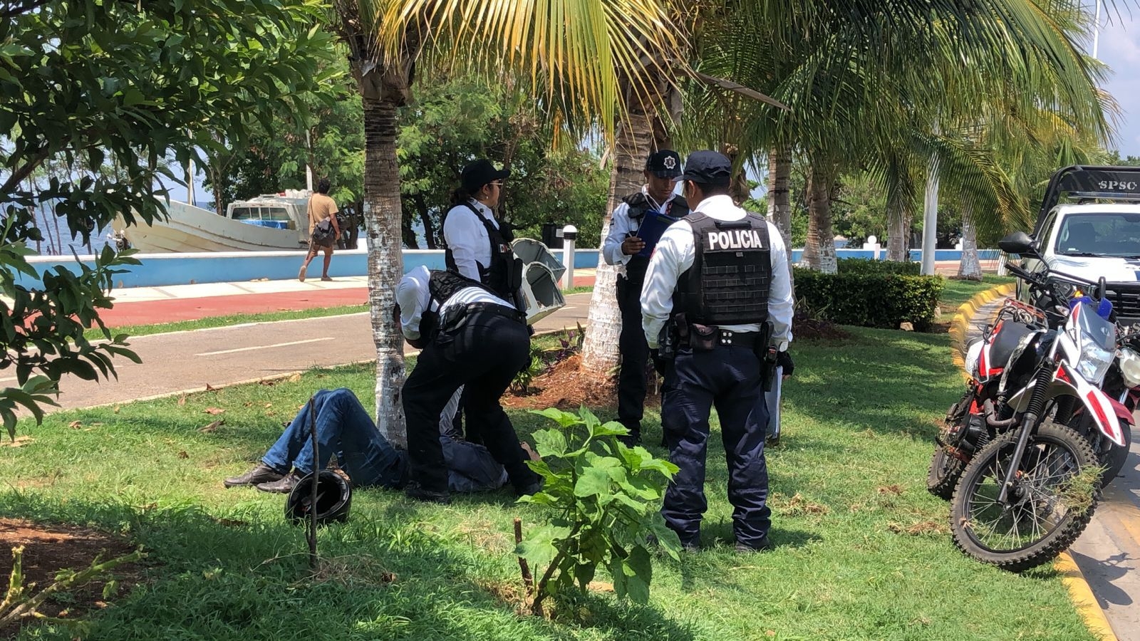 Motociclista termina en el hospital tras derrapar en el malecón de Campeche