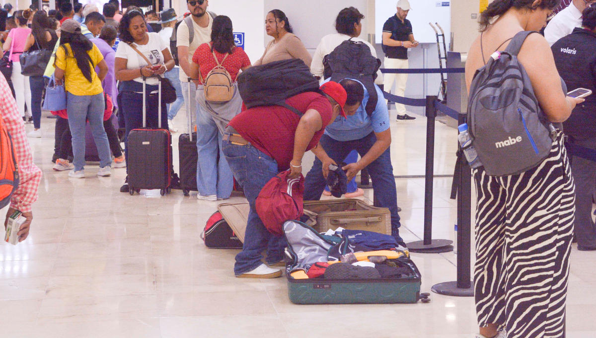 Turistas 'se quedan sin ropa' en el aeropuerto de Cancún