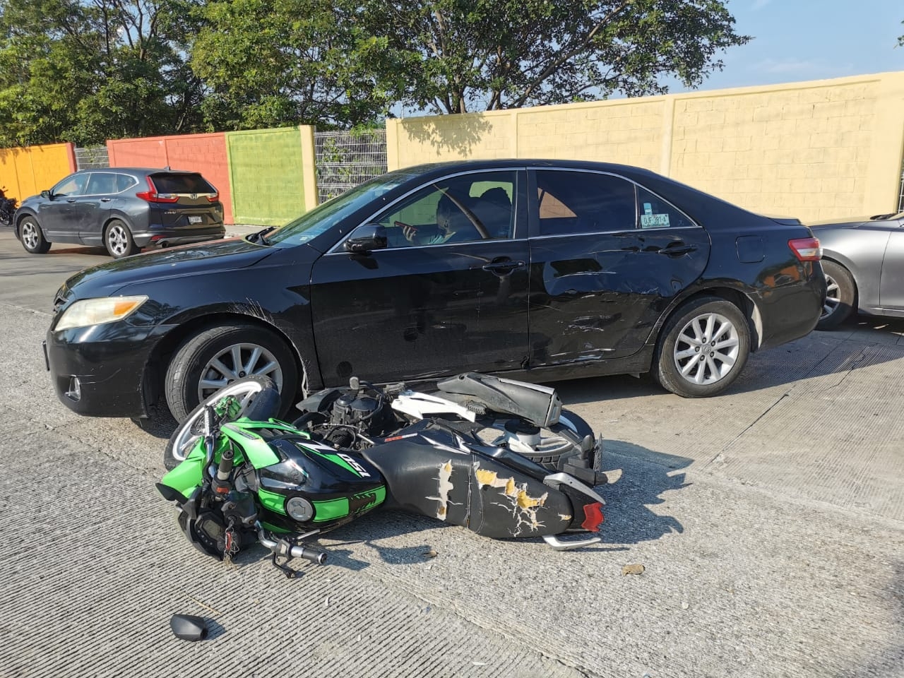 Conductor manda al hospital a un motociclista tras atropellarlo en Ciudad del Carmen