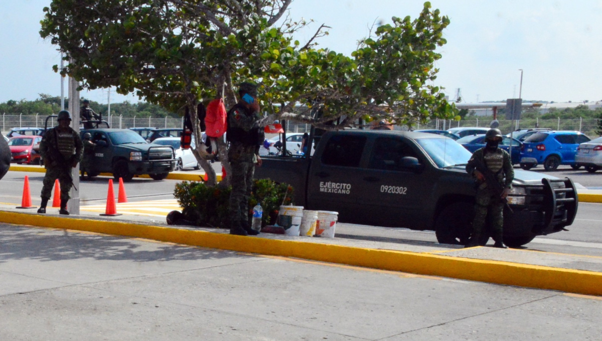 Militares blindan aeropuerto de Campeche previo al Quinto Informe de AMLO