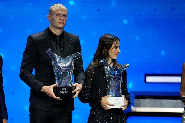 Erling Haaland, recibió este jueves en Mónaco el premio al mejor jugador del año de la UEFA,